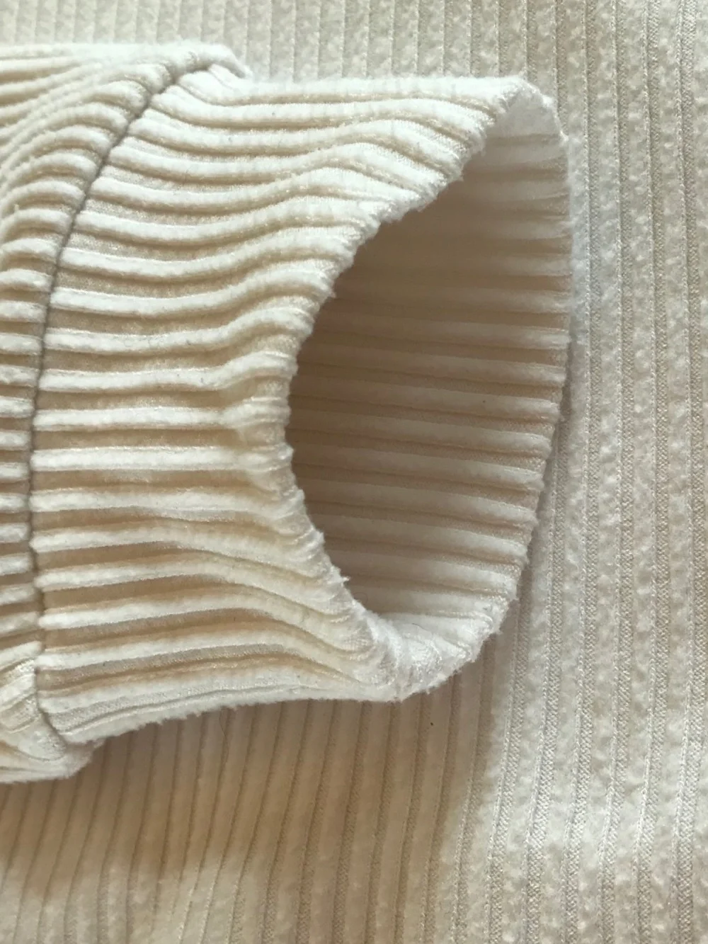 ALO IVORY COZY RIBBED CROPPED MUSE HOODIE